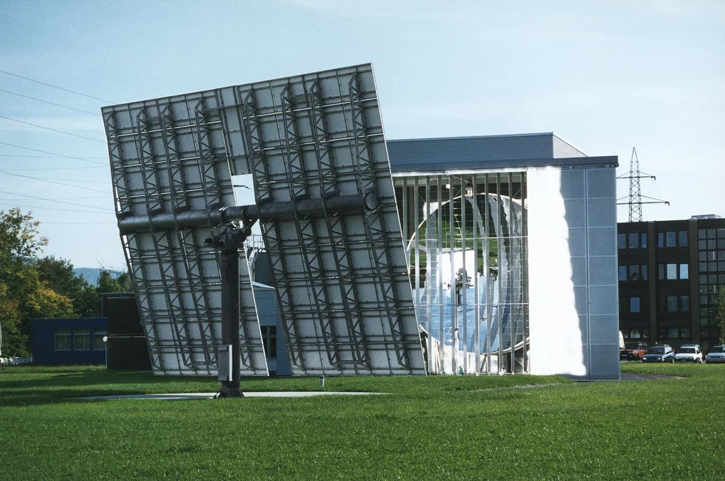 Der Solarofen des PSI kann die Strahlung der Sonne bis zu 5000-fach konzentrieren. Damit können Hochtemperatur-Solarreaktoren getestet werden.