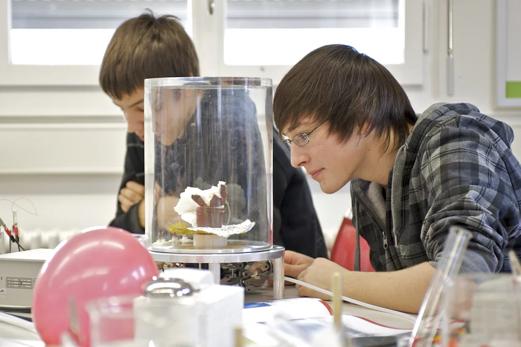 Neugierig beobachtet ein Schüler, was mit dem Schokokuss im Vakuum passiert. (PSI/M. Fischer)