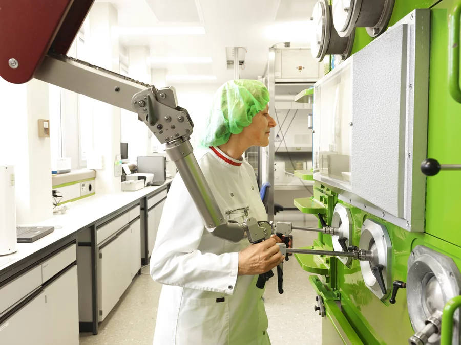 Eine PSI-Laborantin bei der Herstellung des Medikaments 90Y-Zevalin®. (Quelle:PSI)