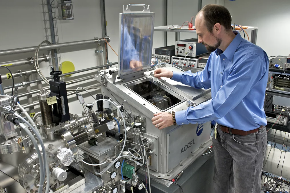 PSI researcher Benjamin Watts mounting a sample.