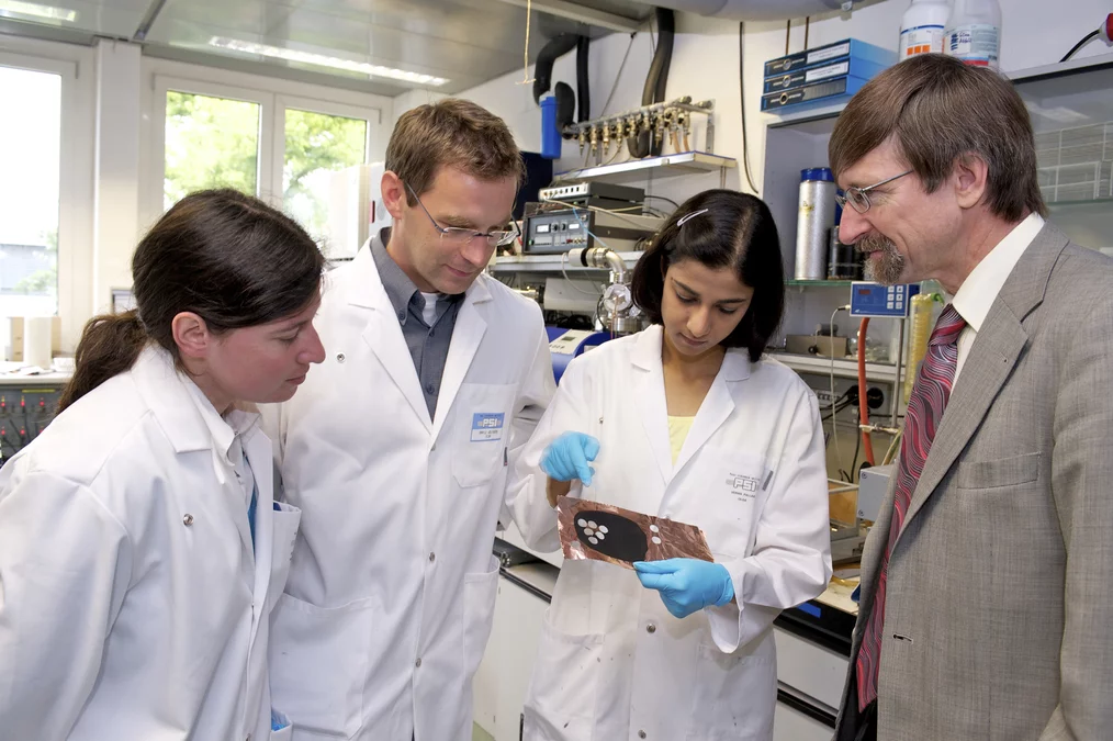 Professor Petr Novák (rechts) diskutiert mit jungen PSI-Wissenschaftlern Elektrodenmaterialien für Batterien. (Foto: PSI/F. Reiser)