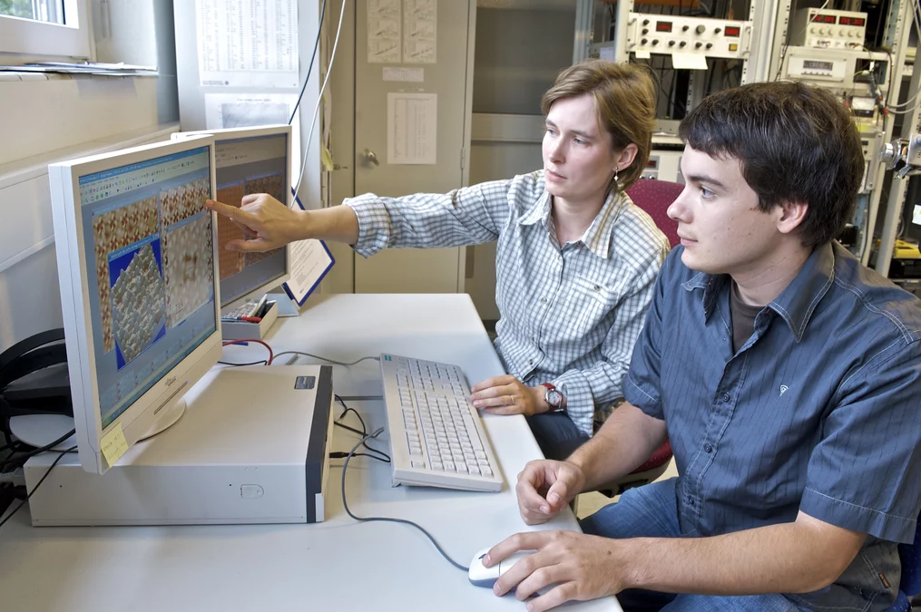 Die Doktorierenden Dorota Chylarecka and Christian Wäckerlin disktutieren die Ergebnisse eines Experiments (PSI/M. Fischer)