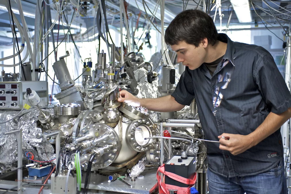 Der Doktorand Christian Wäckerlin transferiert eine Probe ins Rastertunnelmikroskop (PSI/M. Fischer)
