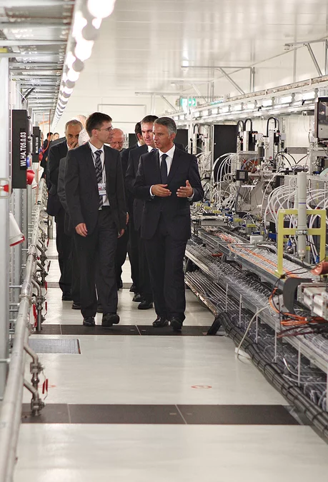 PSI-Direktor Joël Mesot erläutert Bundesrat Didier Burkhalter die SwissFEL Anlage.