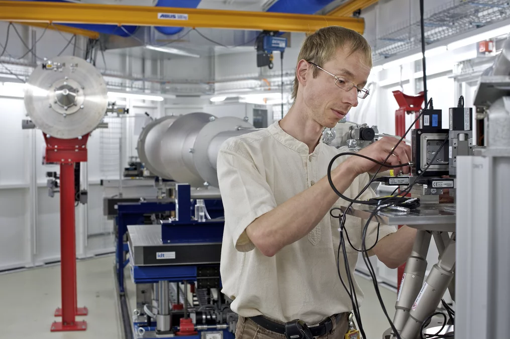 PSI-Forscher Oliver Bunk an dem Messplatz, an dem die Knochenuntersuchungen durchgeführt wurden.Copyright: Paul Scherrer Institut/M. Fischer