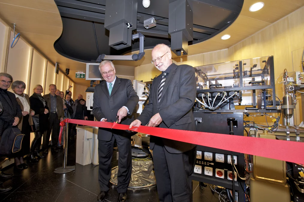 Eugen Hug und Martin Jermann durchschneiden das Band zur Einweihung von OPTIS 2. (Bild: PSI/F. Reiser)
