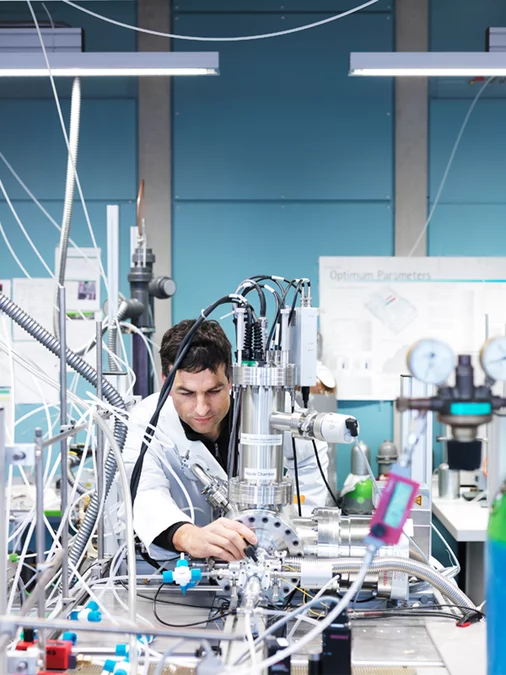 Der Forscher Markus Ammann im Labor der Oberflächenchemie-Forschungsgruppe am PSI  Bild: Scanderbeg Sauer Photography