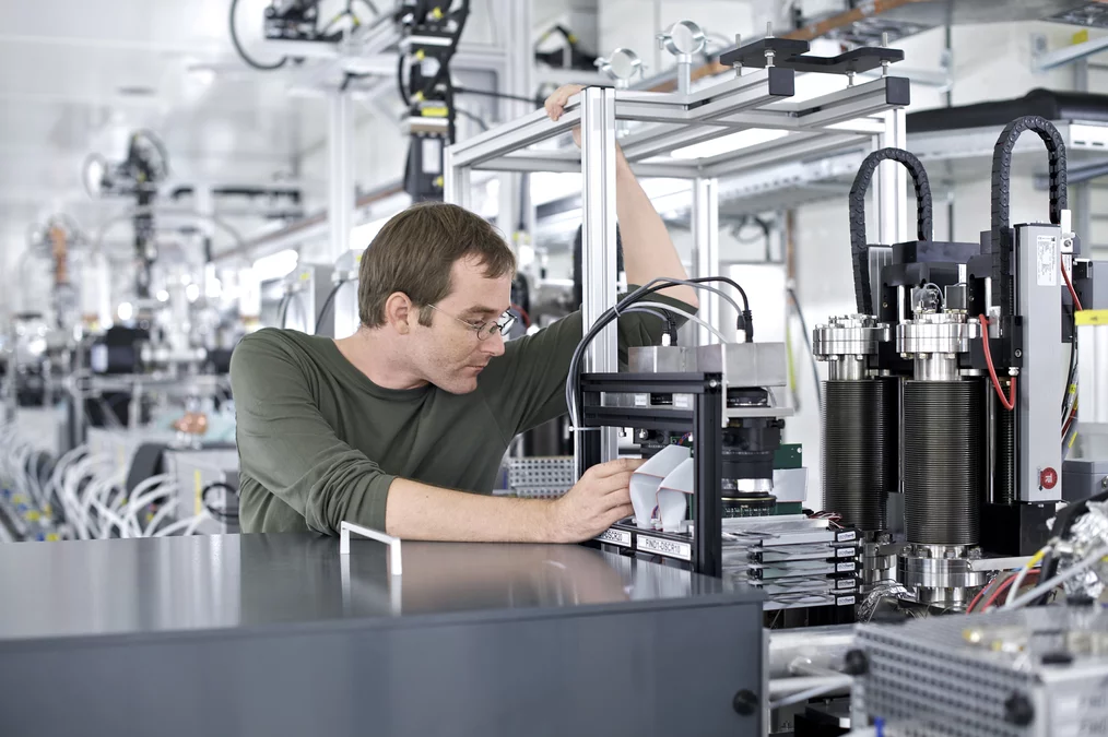 PSI-Forscher Dr. Bolko Beutner an der Testanlage für die erste Stufe des SwissFEL. Hier werden wichtige Komponenten für den Röntgenlaser erprobt. Bild: PSI / Frank Reiser
