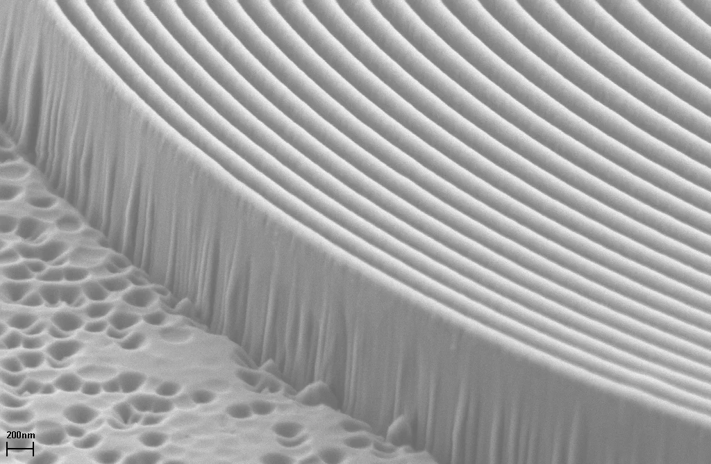 REM-Aufnahme der Zonenplatte. Die äussersten Ringe sind nur 100 Nanometer dick (und werden zum Mittelpunkt hin dicker). (REM-Aufnahme)