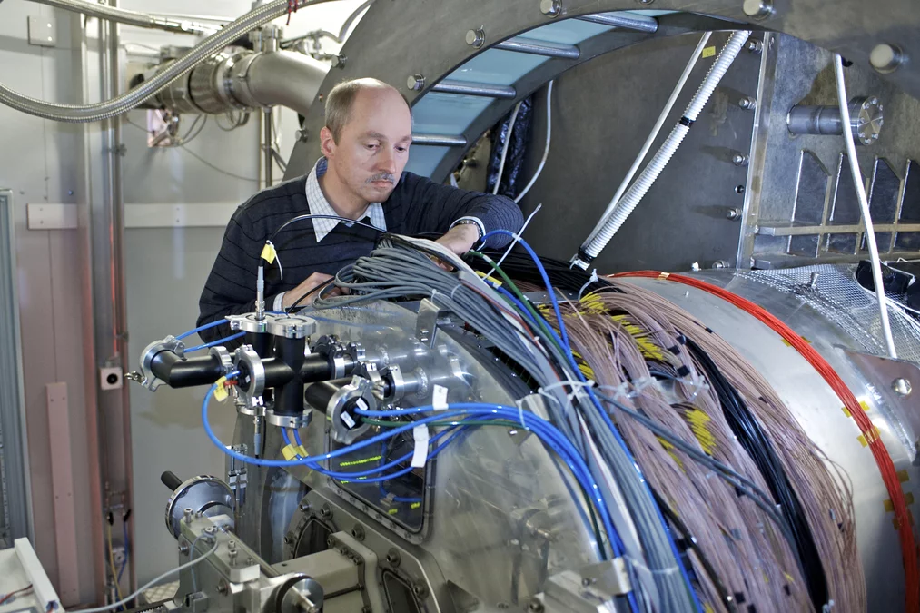Experiment zum Myonenzerfall: der PSI-Forscher Malte Hildebrandt arbeitet am Detektor, in dem die Zerfallsprodukte des Myonenzerfalls registriert werden. (Paul Scherrer Institut/M. Fischer)