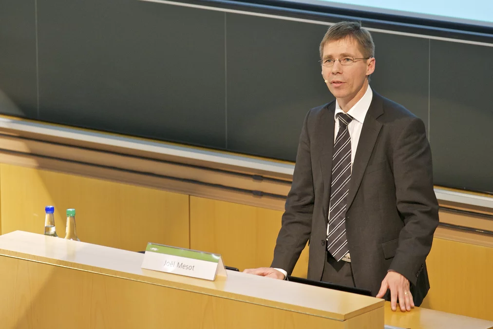 Lors de son discours d’ouverture, Joël Mesot, directeur du PSI a insisté sur les difficultés qui peuvent apparaître lors de la mise en oeuvre de la stratégie énergétique 2050. (Photo : Markus Fischer, PSI)