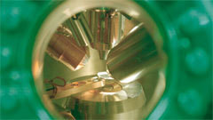 Blick durch ein Rohr auf Mikrosope/Laser