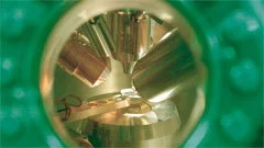 Blick durch ein Rohr auf Mikrosope/Laser