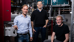 Petr Skopintsev (links), Jörg Standfuss (Mitte) und Christopher Milne (rechts) an der Experimentierstation Alvra am Freie-Elektronen-Röntgenlaser SwissFEL 
