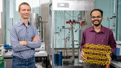 PSI-Forscher Vitaly Sushkevich (links) und Manoj Ravi, Doktorand der ETH Zürich, im PSI-Labor. 