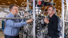 Thorsten Schmitt (links) und Milan Radovic an ihrer Experimentierstation an der Synchrotron Lichtquelle Schweiz SLS.