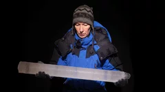 Expeditionsleiterin Margit Schwikowski mit einem Eisbohrkern