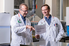Martin Béhé (links), Leiter der Gruppe Pharmakologie des Zentrums für radiopharmazeutische Wissenschaften, freut sich mit Michal Grzmil über die positiven Studienergebnisse. (Foto: Paul Scherrer Institut)