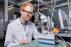 Peter Alpert working in the laboratory
