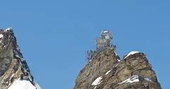 Le Jungfraujoch et son emblème caractéristique: l’Observatoire du Sphinx, inauguré en 1937. C’est là que se trouvent les instruments de mesure du PSI.