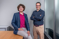 Michal Rawlik (links), Erstautor der Veröffentlichung, und Marco Stampanoni hoffen, die Brustkrebsdiagnostik mit dem neunen Verfahren entscheidend verbessern zu können. (Foto: Paul Scherrer Institut/Markus Fischer)