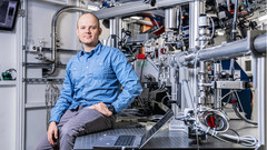 Dario Ferreira Sanchez vor der microXAS-Strahllinie in der Synchrotron Lichtquelle Schweiz SLS. Hier konnten die Forschenden mittels Röntgendiffraktion die chemischen Prozesse in der Lithium-Luft-Batterie offenbaren.