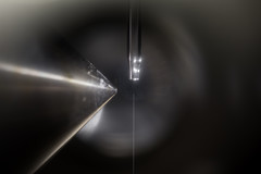 In the experimental chamber, a very thin vertical jet of water can be seen, which flows downward in the middle of the picture from a small tube. During the experiment, the chamber contains a gas mixture including ozone, which reacts on the surface with bromide in the water and produces bromine. As an intermediate step in the process, a short-lived compound of bromide and ozone is made, which was detected for the first time ever with the help of X-ray light from SLS. For this proof, the X-ray light knocked …
