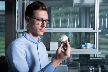Paolo Testa mit einem Modell der prinzipiellen Struktur des formerinnernden Materials