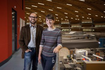 Manuel Guizar-Sicairos (left) and Claire Donnelly (right) at the Swiss Light Source SLS. 