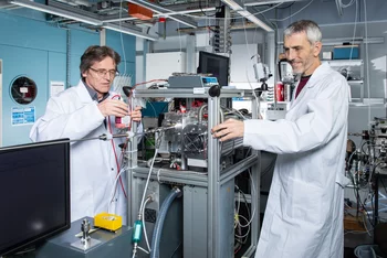 André Prévôt (right) und Urs Baltensperger at the newly developed device that analyses molecules in particulate matter. 