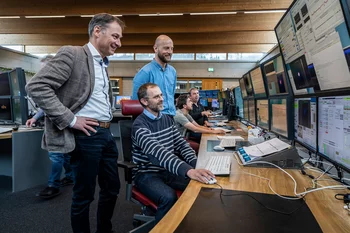 Romain Ganter and Luc Patthey in the PSI control room, together with Athos Operation Responsible Didier Voulot