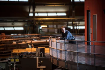 Oliver Bunk dans la halle de la Source de Lumière Suisse SLS où les lignes de faisceaux TOMCAT et cSAXS sont aussi à disposition pour la recherche.