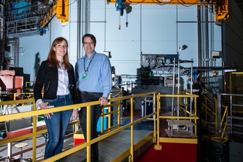 Empa-Forscherin Sarah Louise Lämmlein und PSI-Forscher David Mannes aus dem Labor Neutronenstreuung und Imaging vor der SINQ