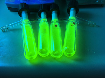 Nicht nur beim Anlegen von Strom, sondern auch unter UV-Licht leuchtet CuPCP intensiv grün.