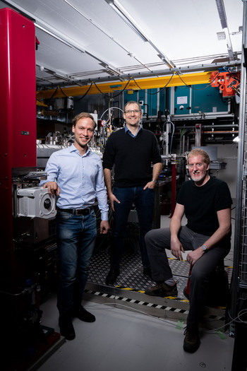 Petr Skopintsev (à gauche), Jörg Standfuss (au centre) et Christopher Milne (à droite) à la station expérimentale d'Alvra au laser à électrons libres à rayons X SwissFEL 