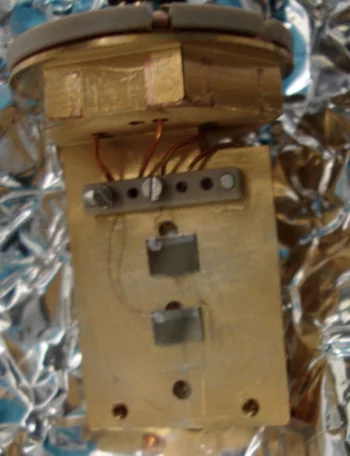 Front view. Sample holder with 4 additional electrical contacts