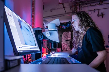 May Sharpe selecting suitable protein crystals for measurement at the Swiss Light Source SLS. 