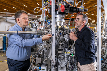 Thorsten Schmitt (à gauche) et Milan Radovic à leur station expérimentale à la Source de Lumière Suisse SLS.