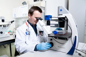 Michal Grzmil examines tumour cells under the optical microscope.