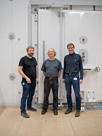 Georg Bison (à gauche), Bernhard Lauss (au milieu) et Klaus Kirch devant la porte de la salle blindée.  