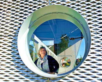 Brigitte Buchmann, cheffe du département Mobilité, énergie et environnement à l’Empa au démonstrateur de mobilité move 