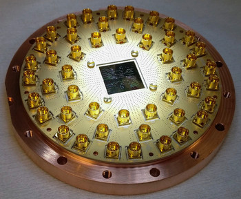 Supraleitender Quantenchip mit 17 Qubits montiert in einer Halterung mit 48 Kontrollleitungen