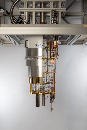 Abbildung der Kühlanlage in welcher der supraleitende Quantenchip bei Temperaturen nahe des absoluten Nullpunkts (-273 Grad Celsius) betrieben wird.