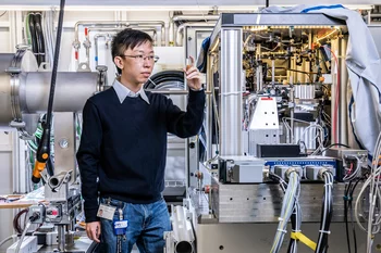 Zirui Gao, Forscher am PSI, hat für experimentelle Untersuchungen einen neuen Algorithmus entwickelt, der die Dauer bestimmter Messungen, die sonst zu langwierig wären, deutlich verkürzt.