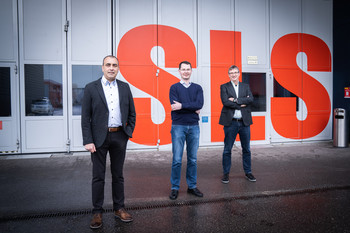 L'équipe de recherche devant la Source de Lumière Synchrotron Suisse (de gauche à droite): Andrea Prota, Tobias Mühlethaler et Michel Steinmetz 