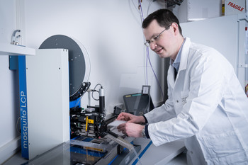 Tobias Mühlethaler in der Kristallproduktionsstätte des PSI, bei der Auswahl von geeigneten Kristallen für die Untersuchung 