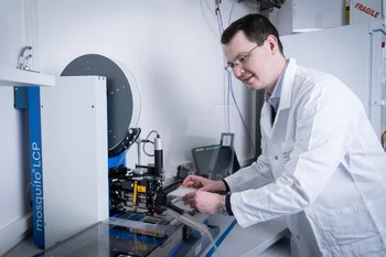 Tobias Mühlethaler in the PSI crystallisation facility, selecting suitable crystals for the measurements 