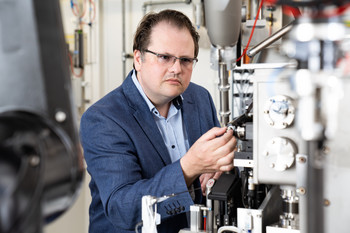 Roger Benoit an der Strahllinie der Synchrotron Lichtquelle Schweiz 