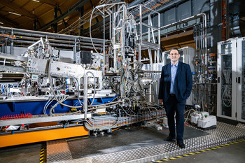 Thorsten Schmitt at the experiment station of the Swiss Light Source SLS, which provided the X-ray light used for the experiments.