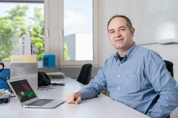 Als Teil eines Konsortiums von Forschenden entschlüsselte Xavier Deupi vom PSI den Mechanismus, der den CCR-Rezeptor von Immunzellen aktiviert.